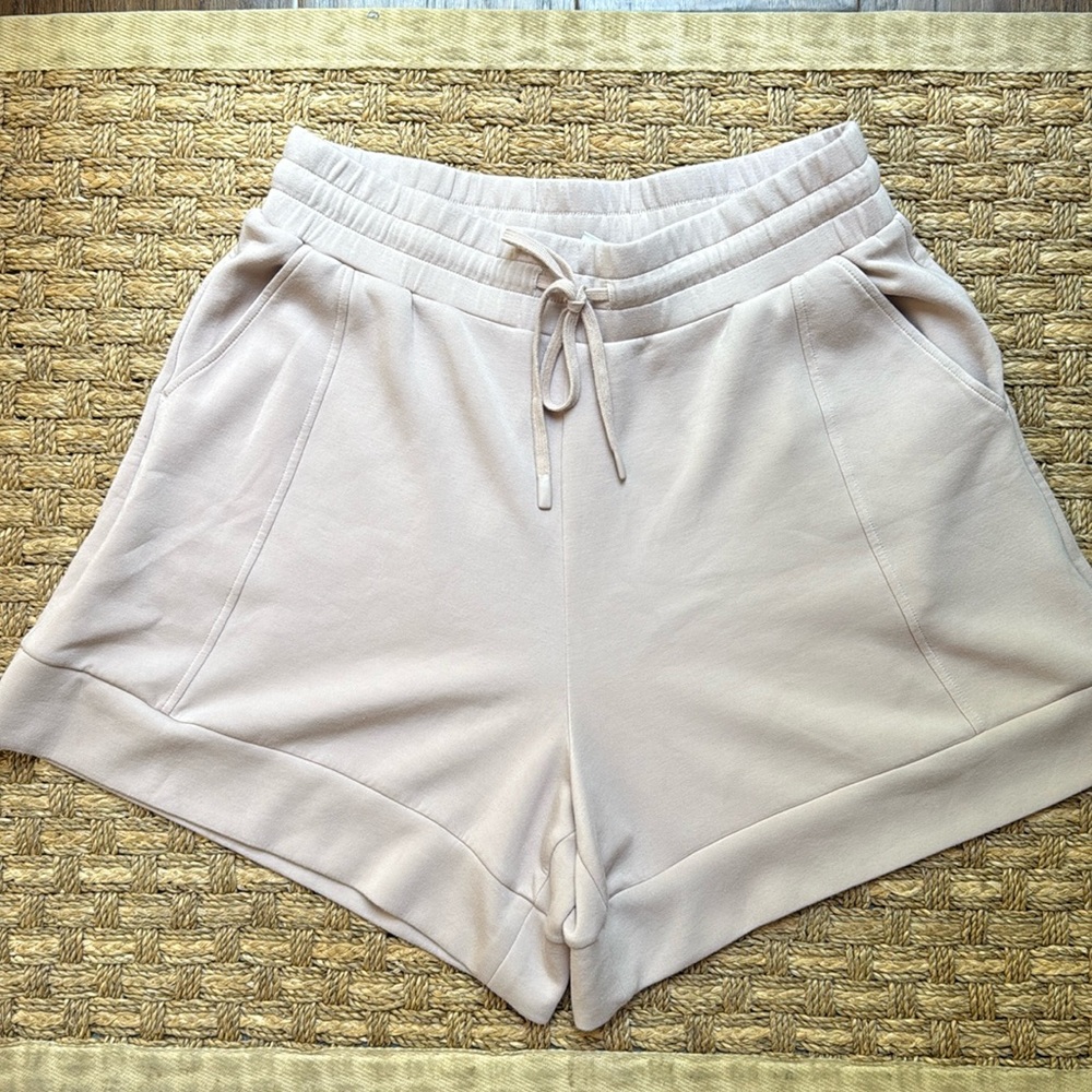 Varley alder high rise short 5.5” mushroom XL